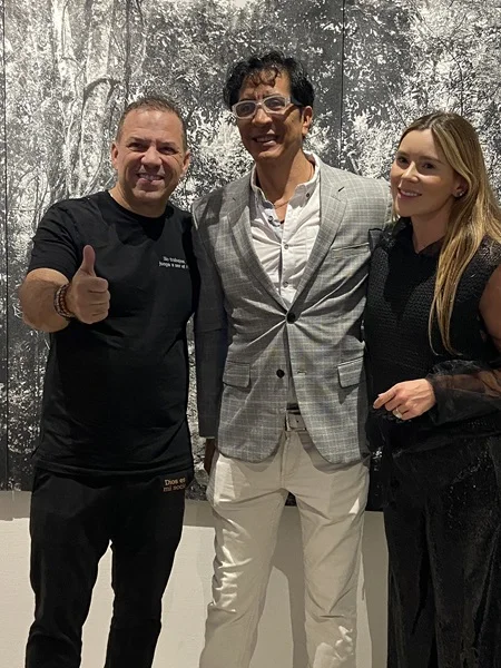 Santiago Botero y Manuella Echeverri gestores de Casa MaS y el artista Tomás Ochoa. 