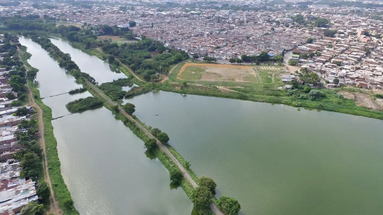 Una Mirada a Cali y Sus Recursos Hídricos.- Laguna Charco Azul. Una Mirada a Cali y Sus Recursos Hídricos.- Laguna Charco Azul.