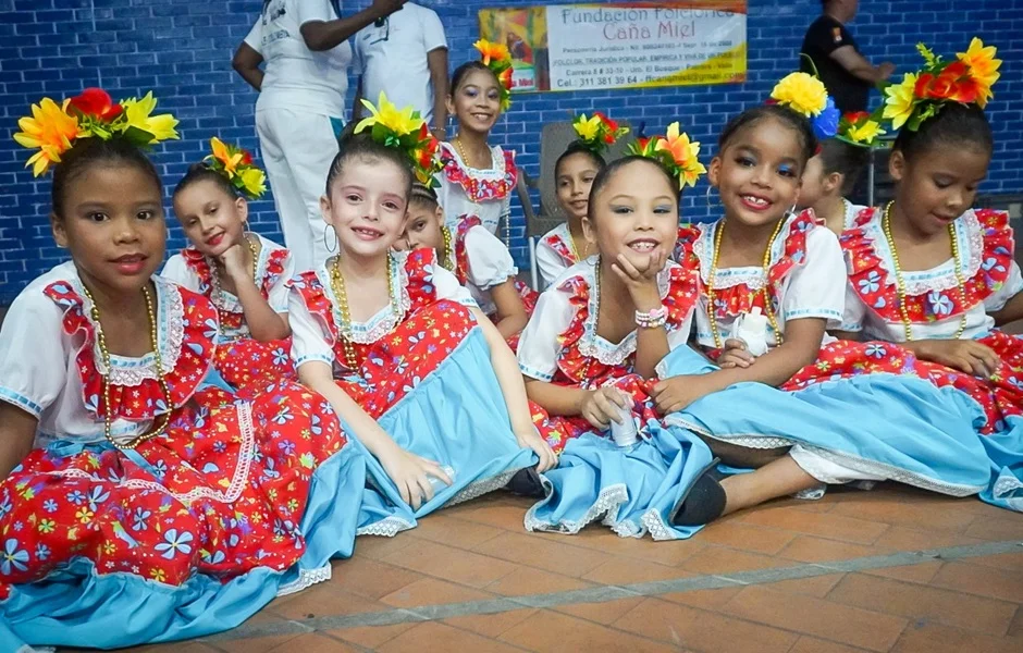 La Danza Folclórica Alegró a Palmira.