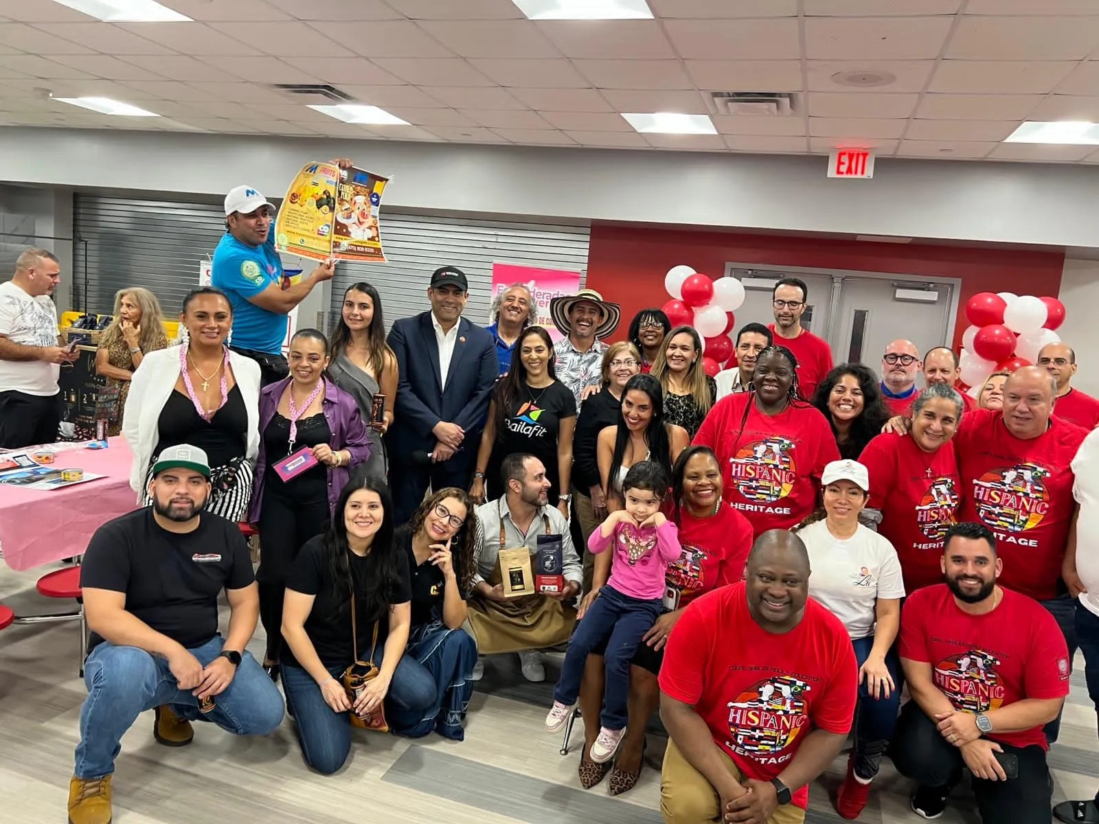 Concejal distrito 11 Miami Dade County Cristhian Mancera junto a Migrantes latinoamericanos.