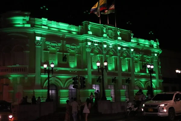 Cali se Ilumina de Verde por Biodiversidad. Cali se Ilumina de Verde por Biodiversidad.