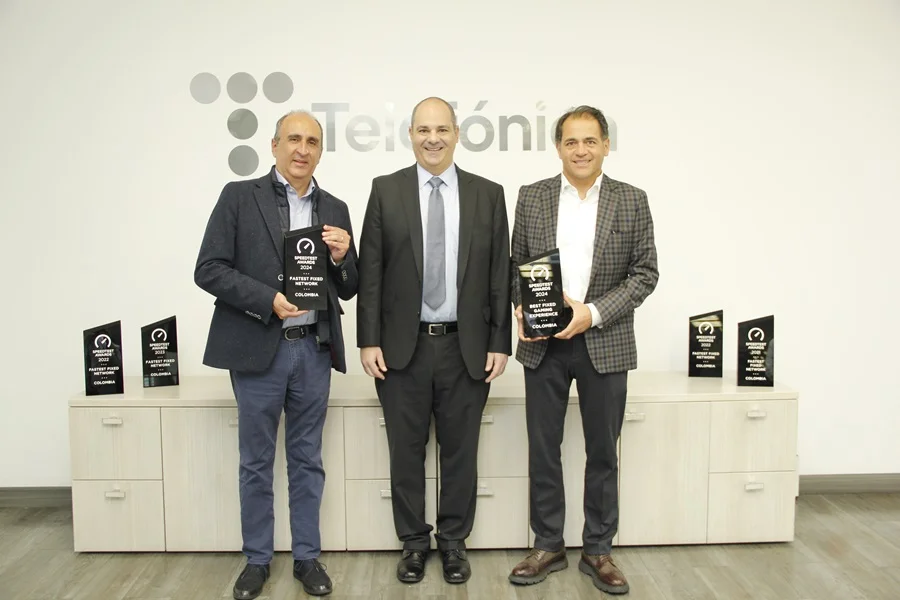Movistar, Líder en Internet Fijo - De izquierda a derecha: Luis Germán Peña, Directo de Mercadeo Movistar Colombia; Pedro Direne, director de ventas Ookla y Fabián Hernández, presidente CEO Movistar Colombia. Movistar, Líder en Internet Fijo - De izquierda a derecha: Luis Germán Peña, Directo de Mercadeo Movistar Colombia; Pedro Direne, director de ventas Ookla y Fabián Hernández, presidente CEO Movistar Colombia.