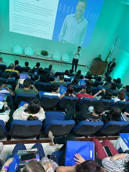 La Icesi Forma Nuevos Profesionales. La Icesi Forma Nuevos Profesionales.