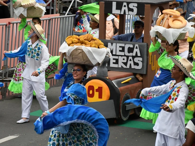 Fiesta de Mi Pueblo: Valle Brilla en Colores Fiesta de Mi Pueblo: Valle Brilla en Colores