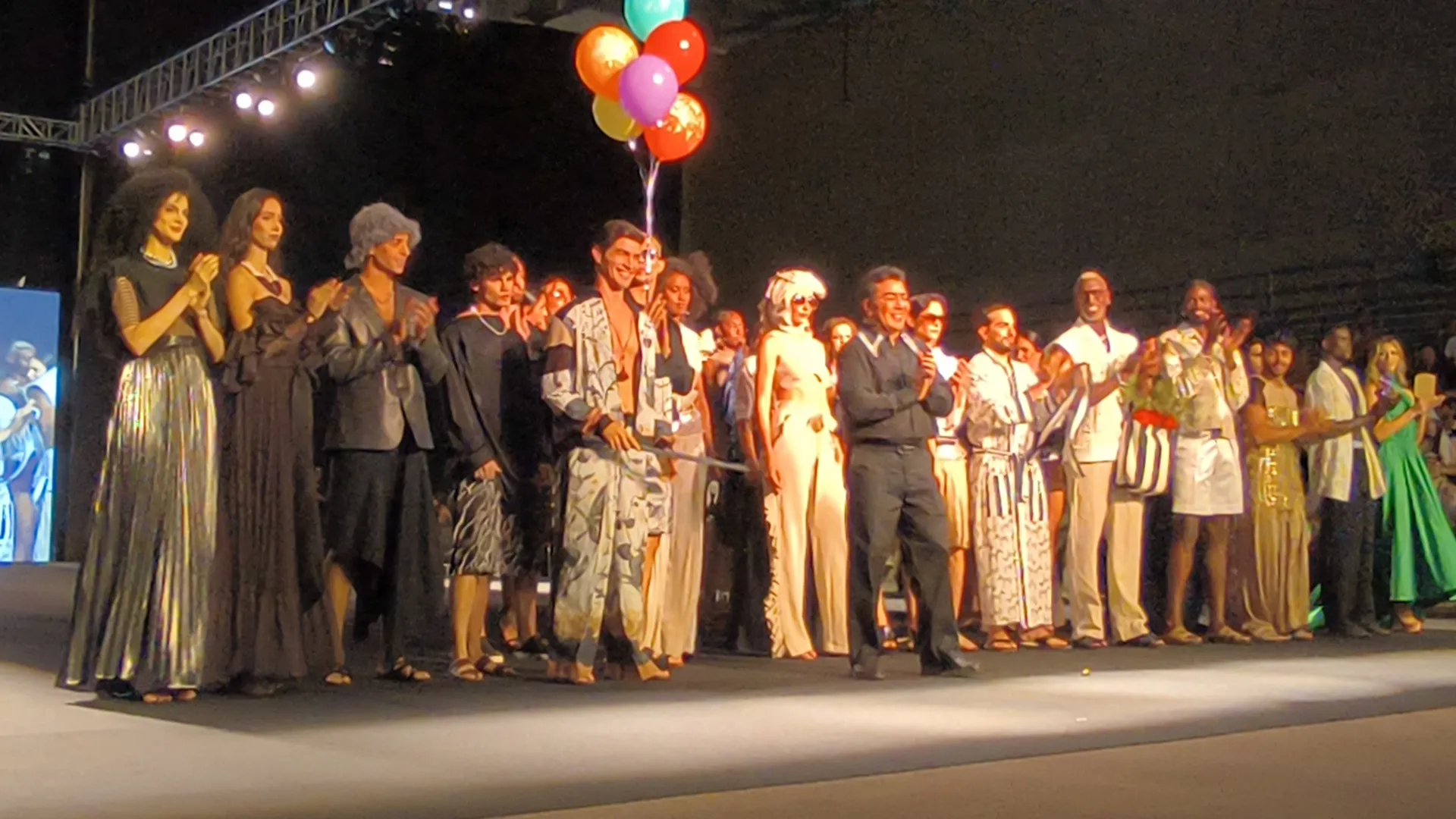 Moda Subterránea Revoluciona a Cali en Distrito Moda. Moda Subterránea Revoluciona a Cali en Distrito Moda. - Cierre de pasarela de Aldrín Ayuso.