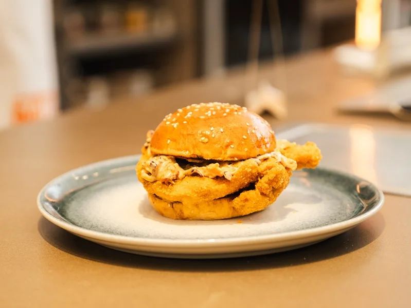 Pollo Burger Enciende la Competencia. Pollo Burger Enciende la Competencia.