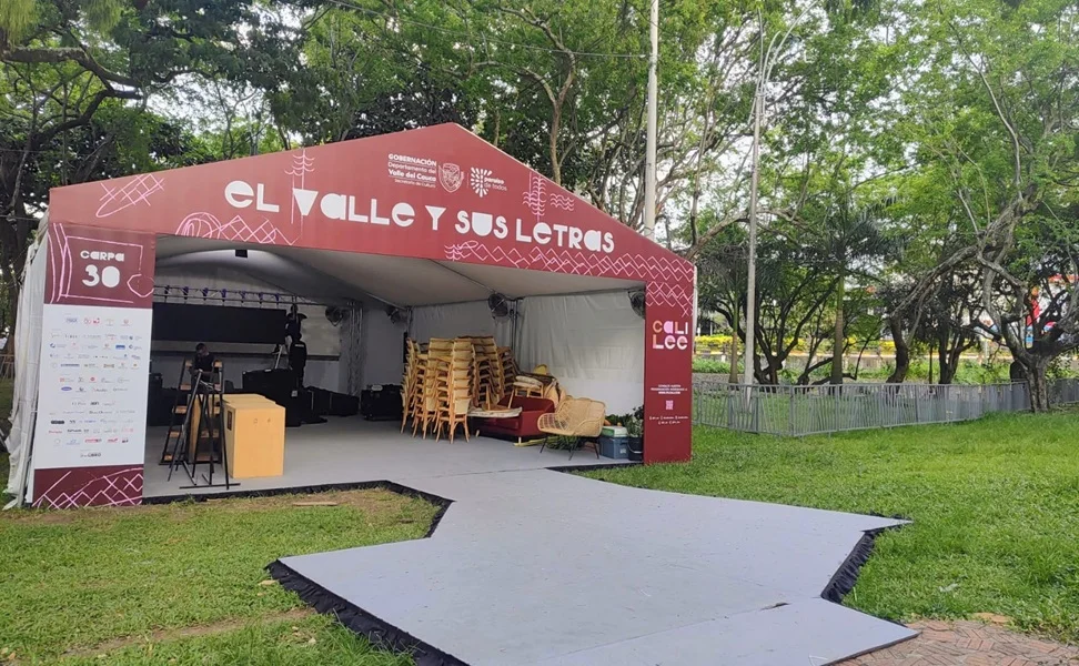Bibliobús la Joya de BiblioValle en la FIL Cali 2025.