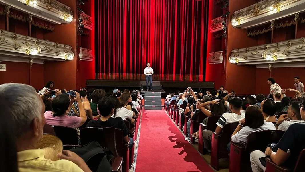 Misterios Alucinantes del Teatro Municipal te Esperan en una Visita Guiada Especial de Halloween.