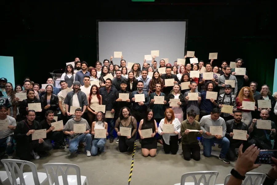 ESTUD IA Impulsa Talento Digital Joven en Medellín.