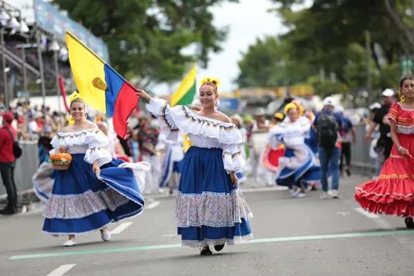 Feria 2025 Toma las Calles de Cali con un Estilo Urbano que Marca Tendencia.