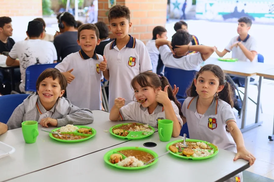 Alimentación Escolar Medellín Marca el Ritmo del Nuevo Año Académico 2026.