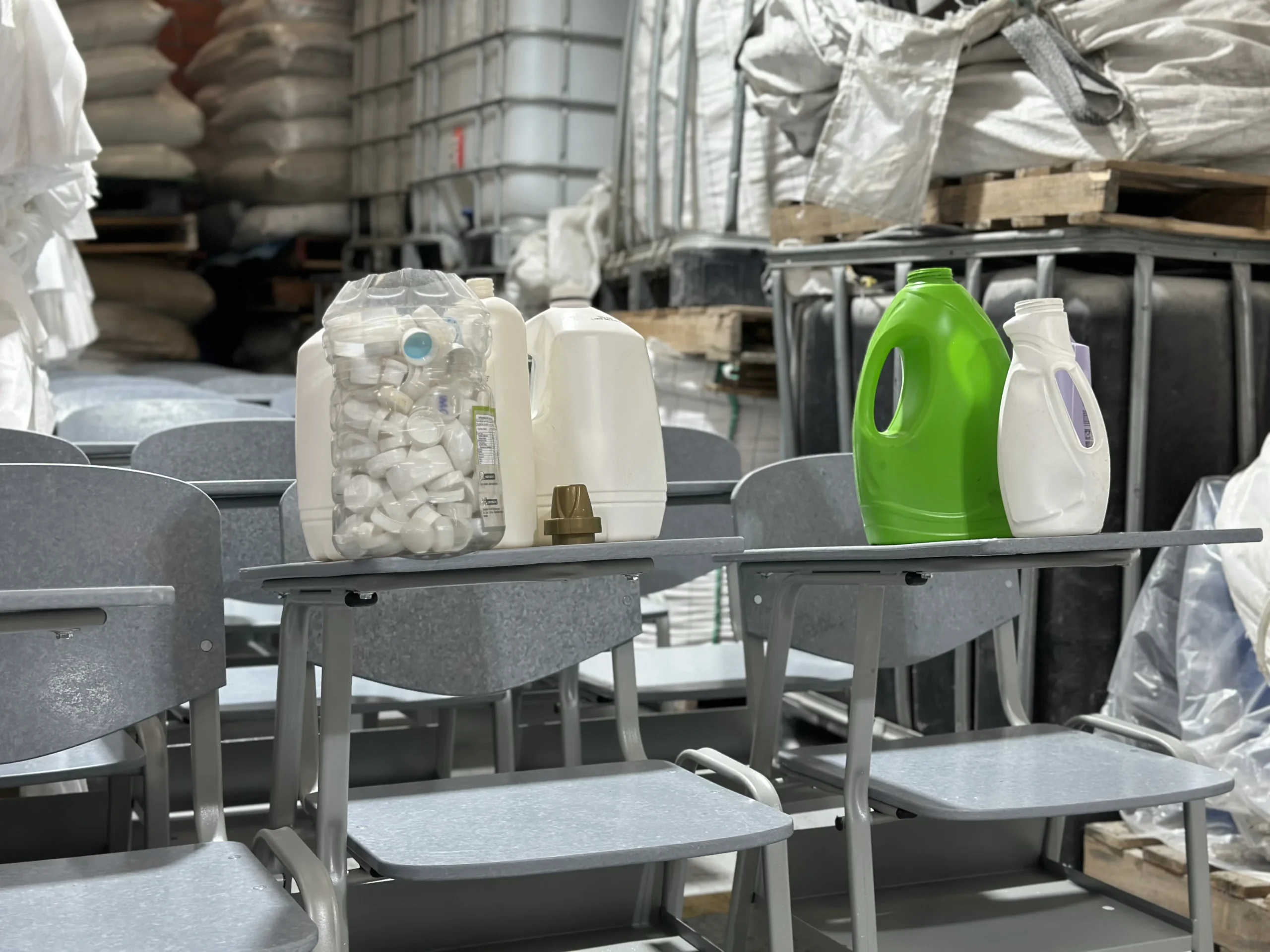 Pupitres Reciclados Transforman Plástico En Educación En Barranquilla.