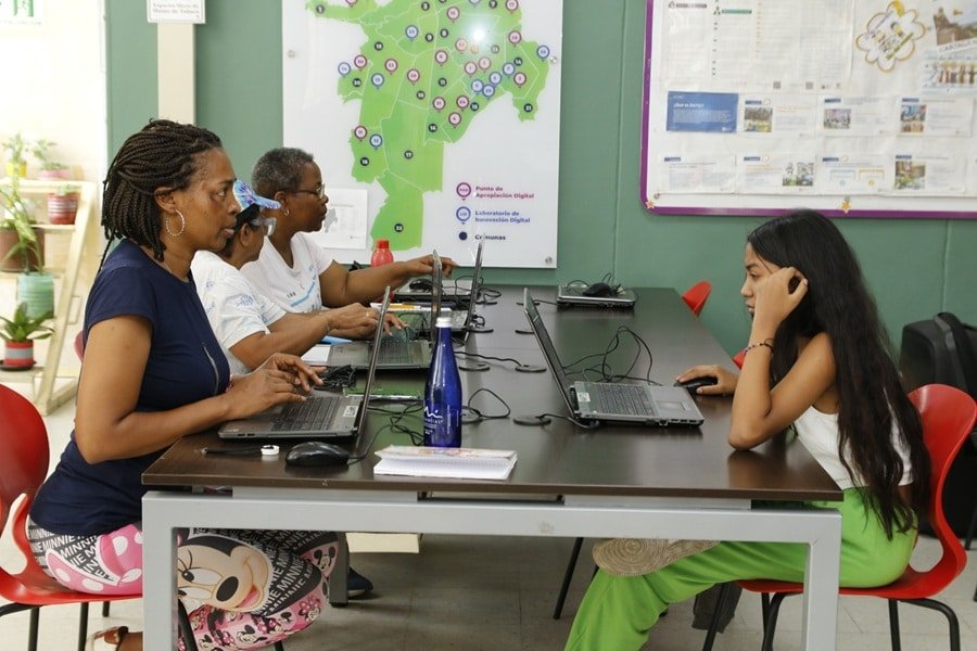 Becas Tecnológicas Impulsan A Cali Al Centro Del Mundo Digital.