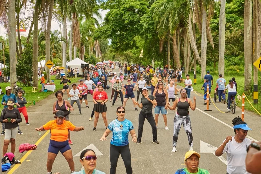Aeróbicos y Salsa en Vivo para los Adultos Mayores de Palmira.