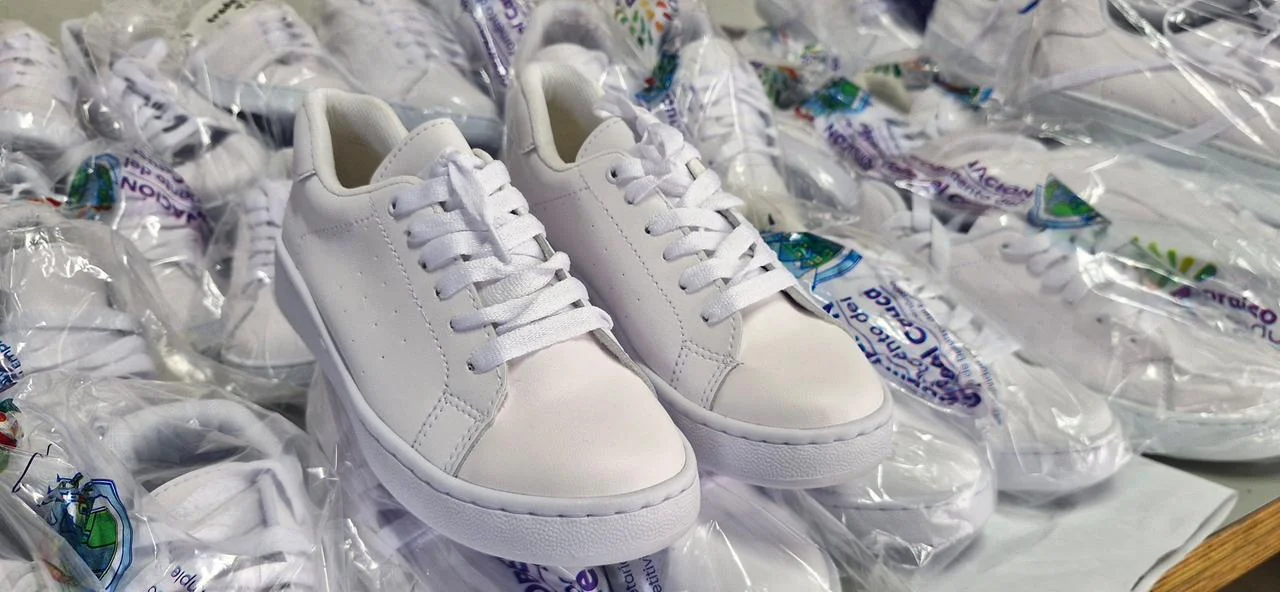 Estudiantes de Buga Reciben Zapatos para Caminar Hacia un Futuro Mejor. Estudiantes de Buga Reciben Zapatos para Caminar Hacia un Futuro Mejor.