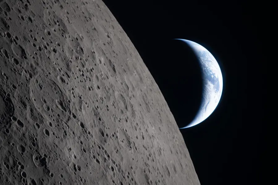 Imágenes Espectaculares Revelan el Lado Oculto del Sobrevuelo Lunar de Artemis II.