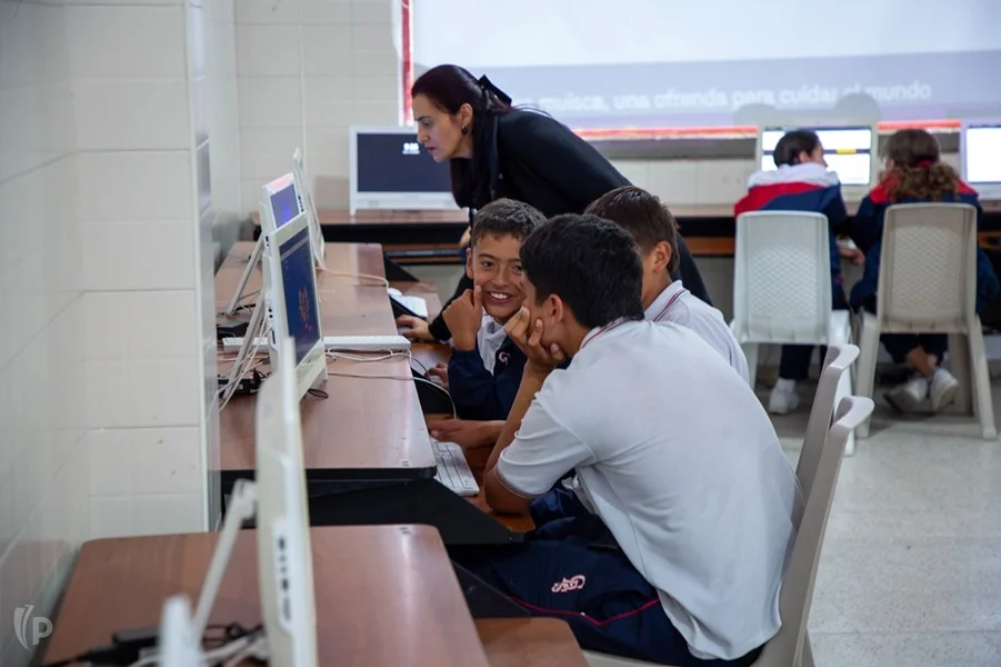 Maestros en Crisis por la Sobrecarga que Afecta su Labor en Colombia.
