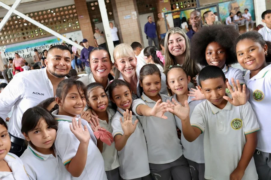 Estudiantes de Yumbo Reciben Calzado para Transformar sus Vidas con Dignidad.