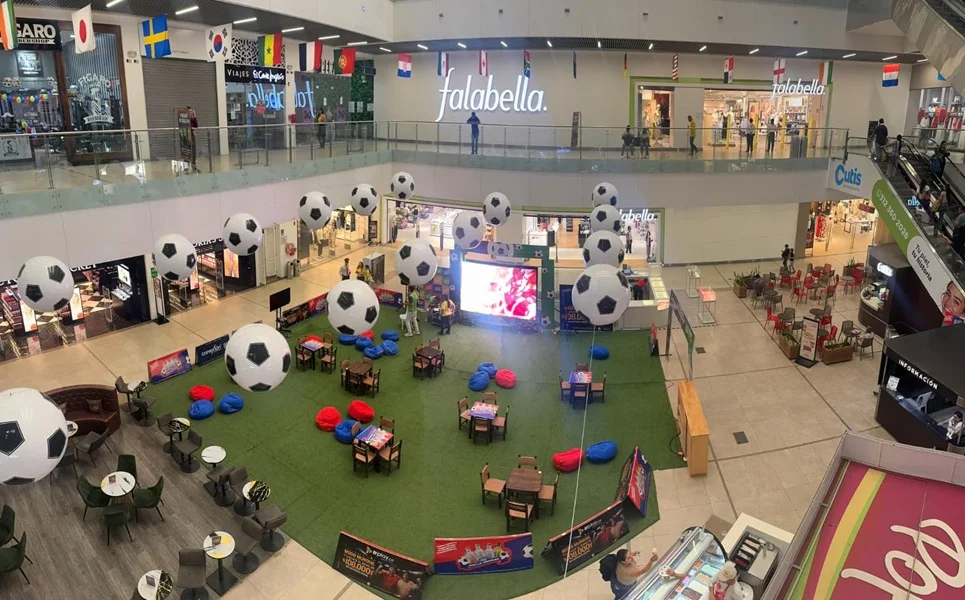 Pacific Center Ofrece Gran Fiesta Mundialista Mediante Cómoda Tribuna Futbolera.
