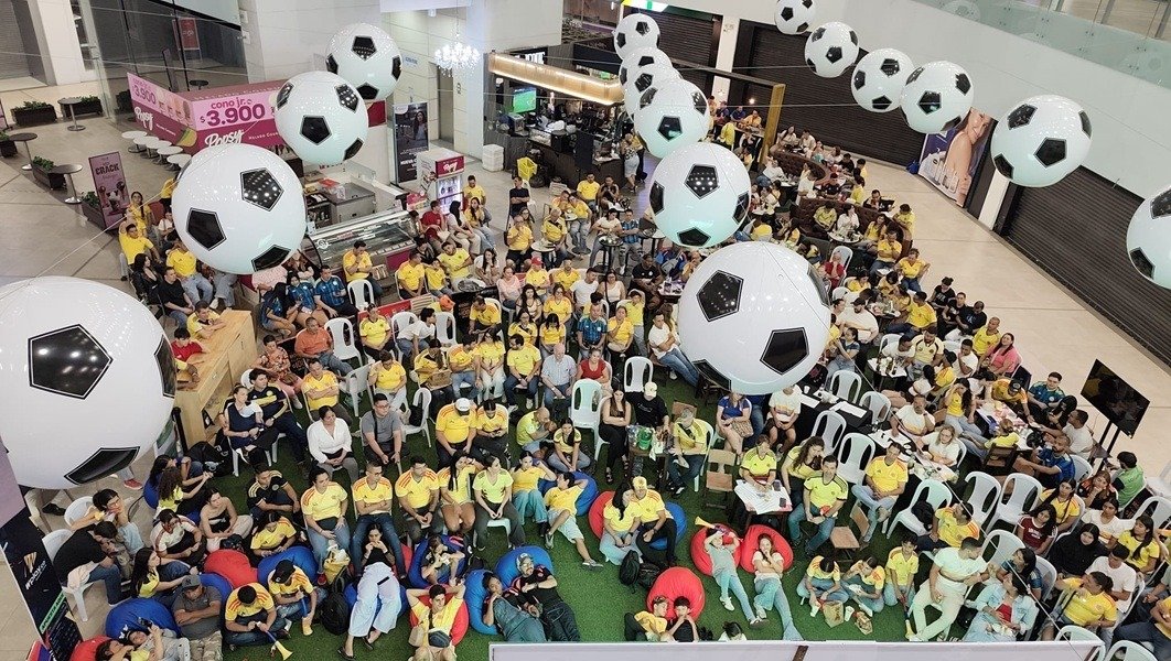 Pacific Center Ofrece Gran Fiesta Mundialista Mediante Cómoda Tribuna Futbolera.