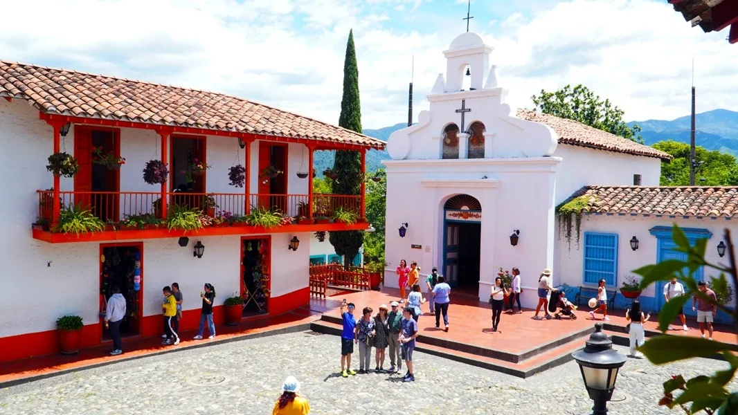 Francia Impulsa el Turismo Responsable y Sostenible en Medellín.