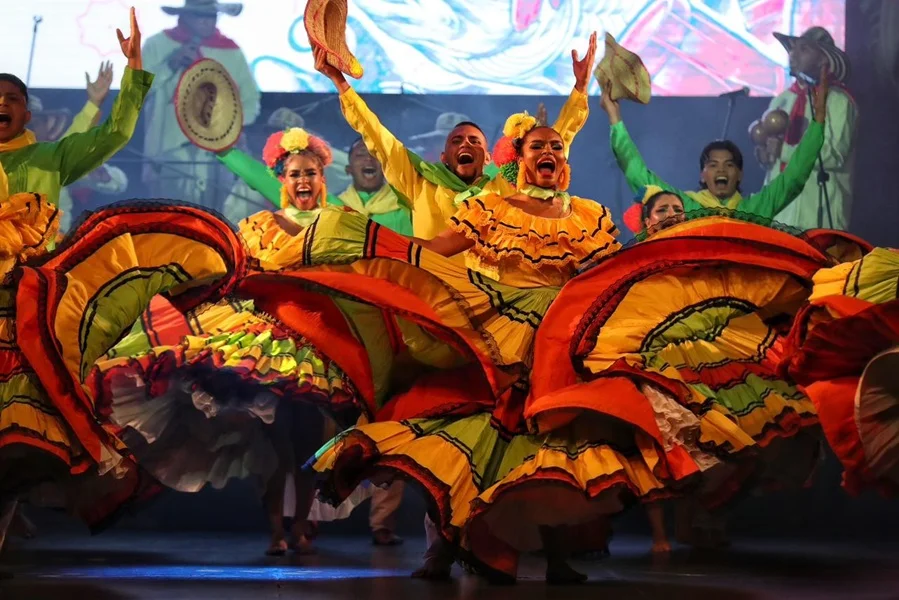Inició Mercedes Montaño la Gran Fiesta de la Danza Folclórica.