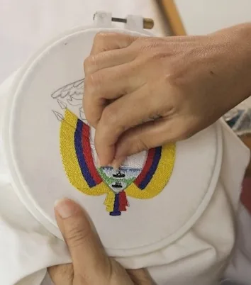 Cartago Rinde Homenaje al Talento de sus Bordadoras con la Creación de la Banda Presidencial.