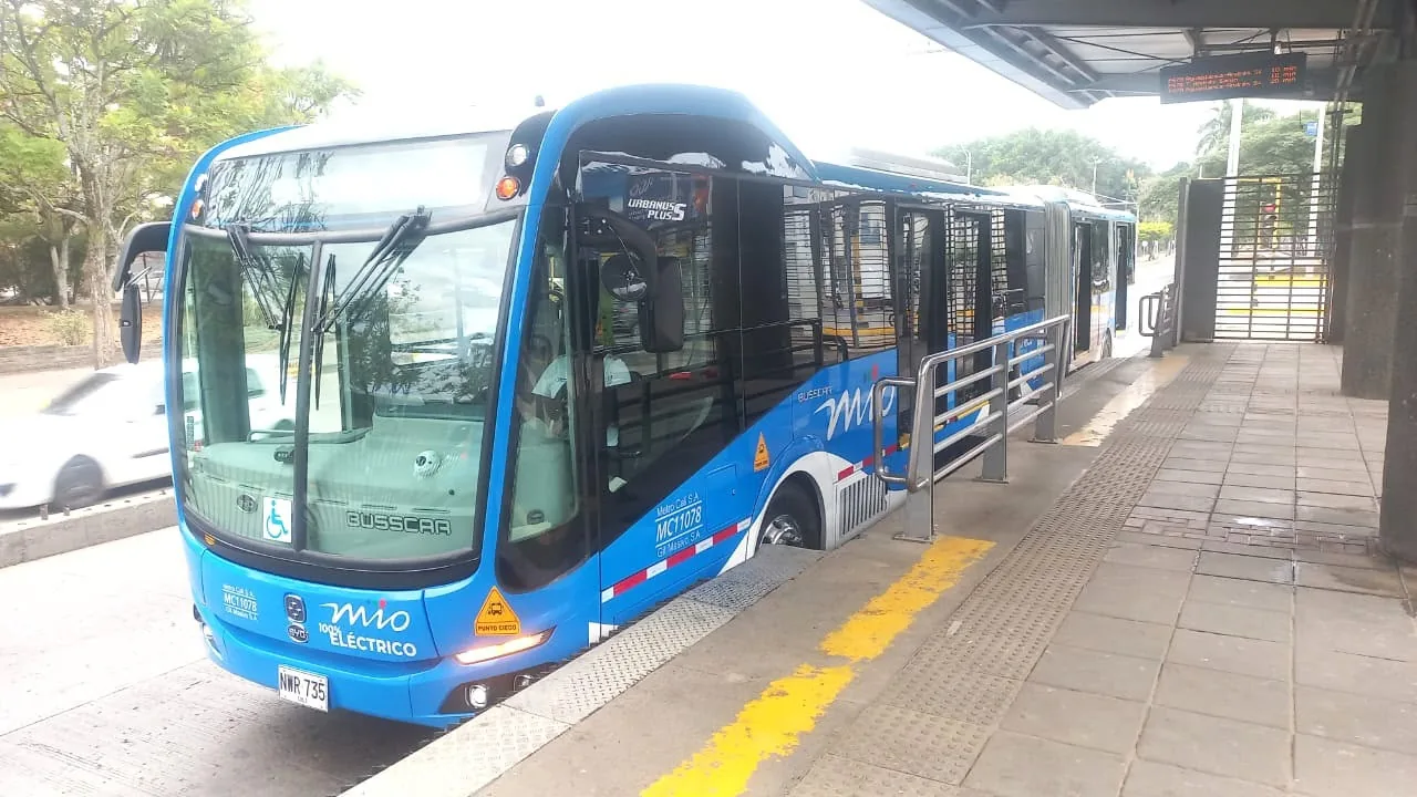 Cinco Nuevos Buses Articulados Eléctricos Refuerzan la Operación del MIO en Cali.