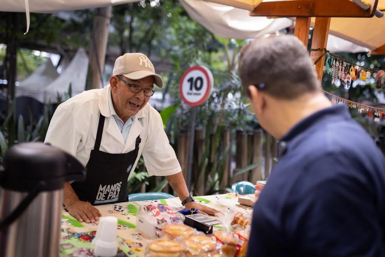 Emprendedores de Paz Impulsan sus Proyectos Económicos en la Fiesta del Libro.