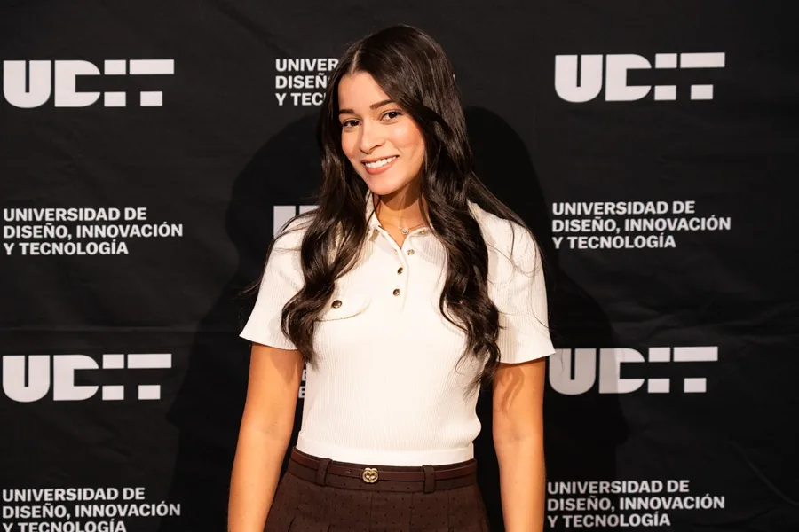 Isabela Araujo Debuta en la Pasarela Mercedes-Benz.