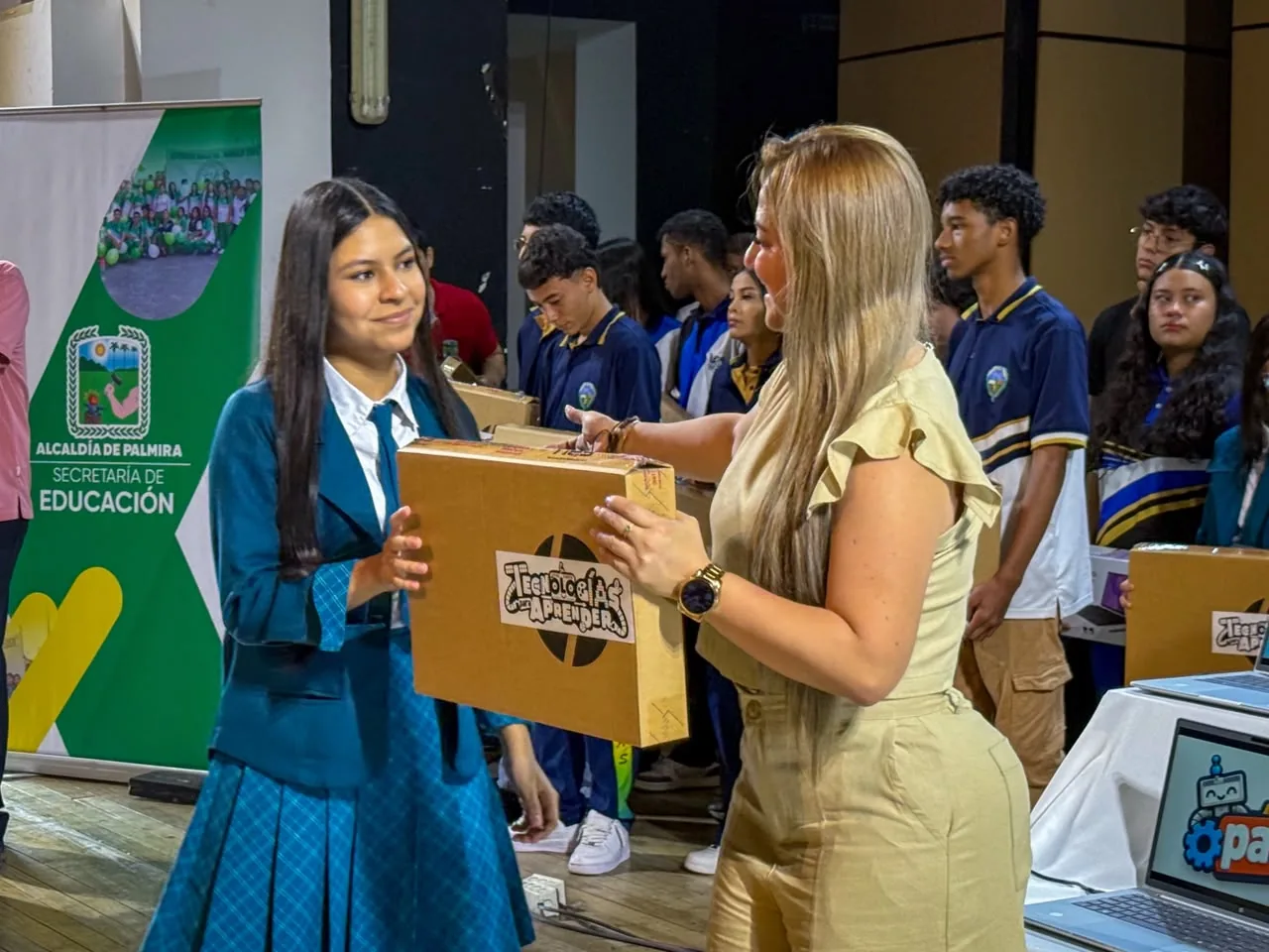 Palmira Entrega 39 Equipos Tecnológicos a Estudiantes.