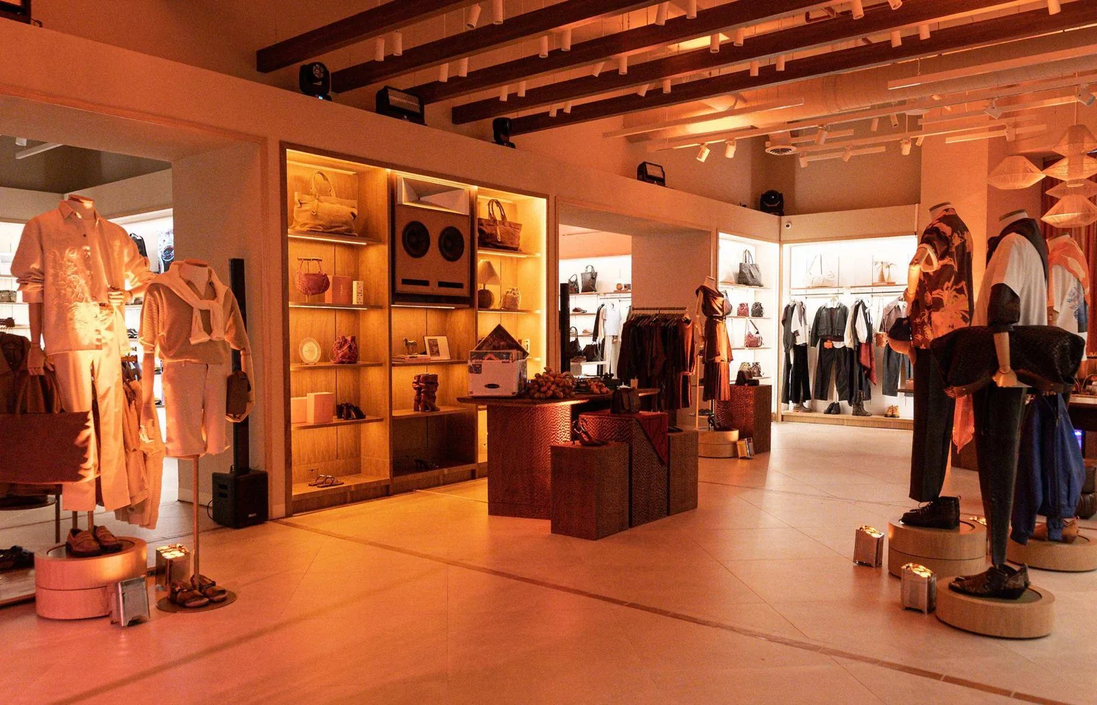 Cueros Vélez Expande su Presencia en Latinoamérica con Mega Tienda en Panamá.