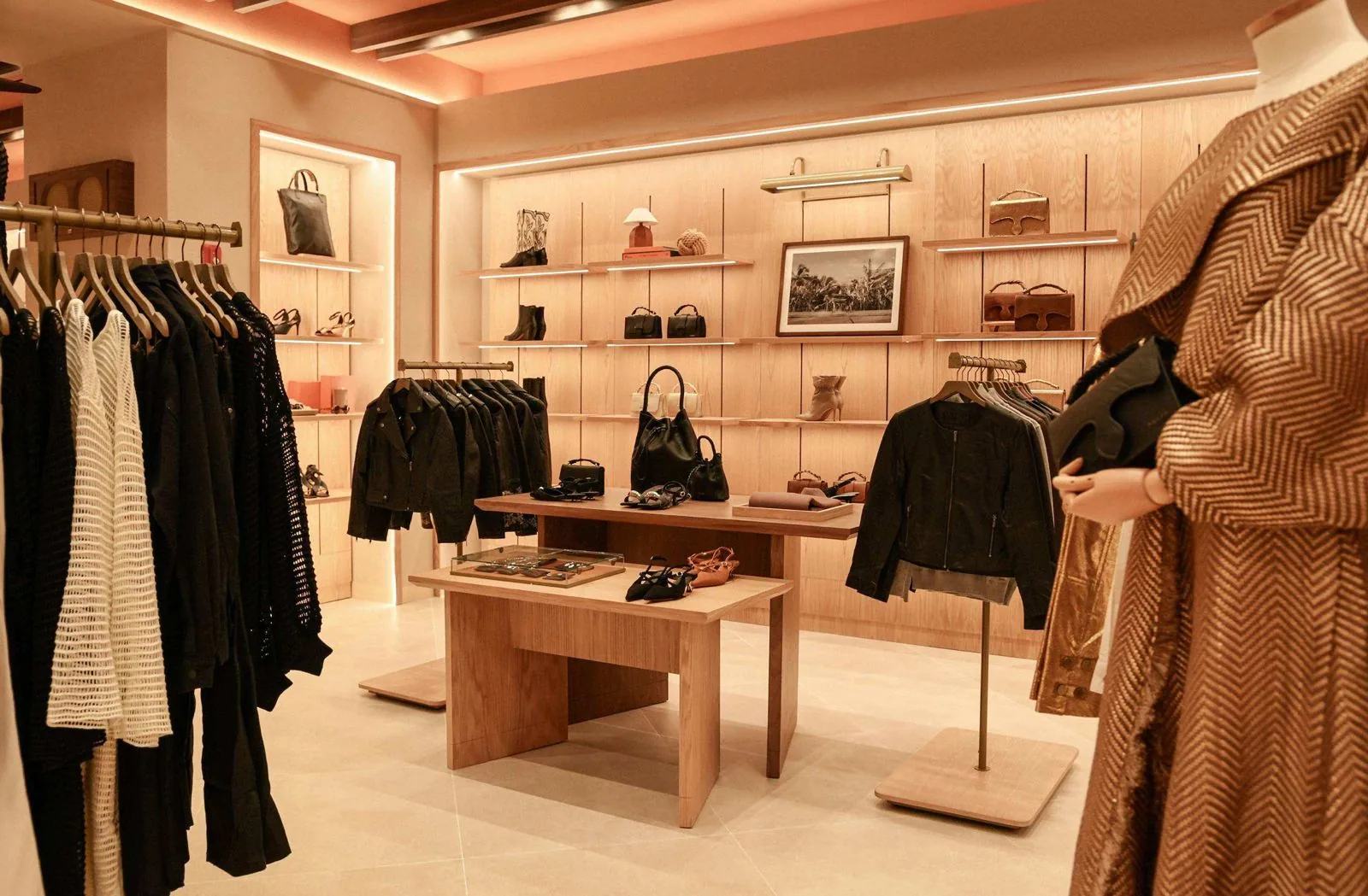 Cueros Vélez Expande su Presencia en Latinoamérica con Mega Tienda en Panamá. Cueros Vélez Expande su Presencia en Latinoamérica con Mega Tienda en Panamá.